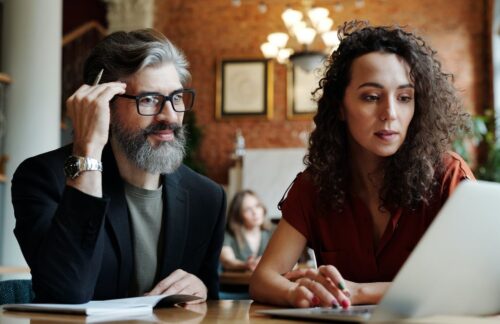 Man buying SR22 insurance certificate from an agent.