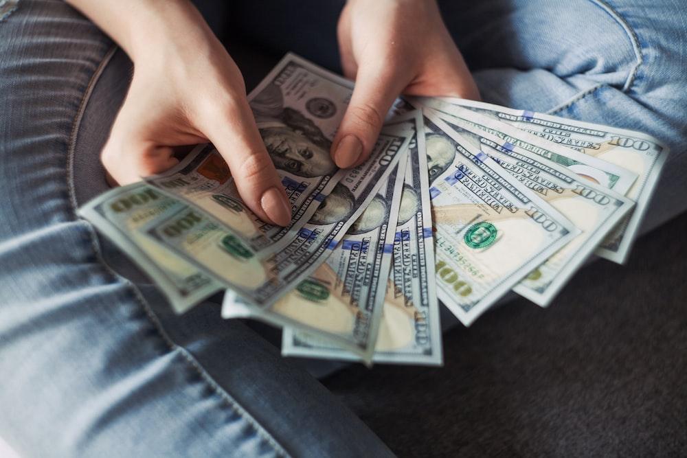 A person counting the money needed to pay fines for DUI in Florida.