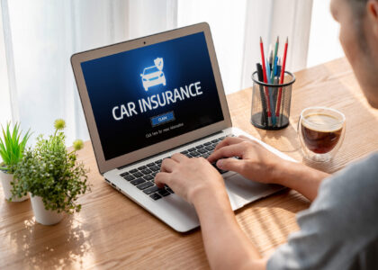 A man uses a laptop to research how to file SR22 car insurance in Tennessee.